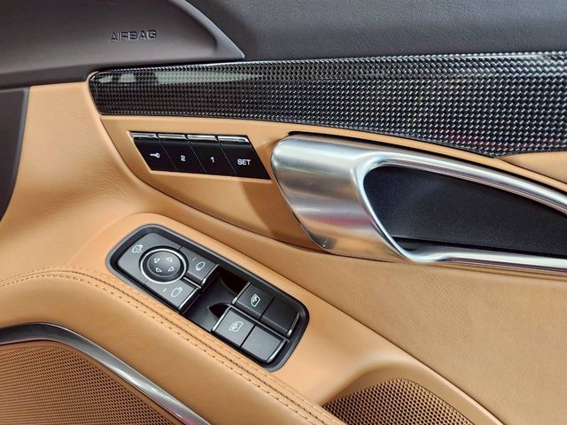 PORSCHE 911 2018 Image 31