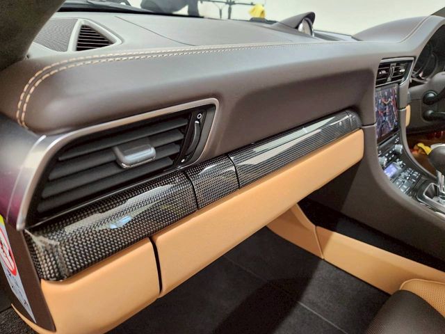 PORSCHE 911 2018 Image 31