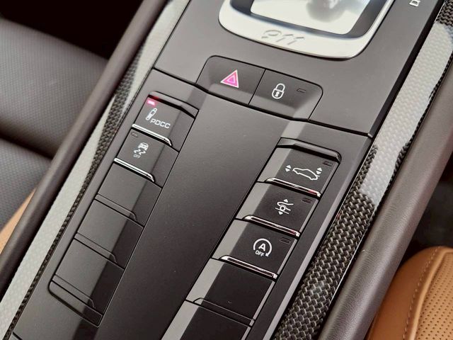 PORSCHE 911 2018 Image 31