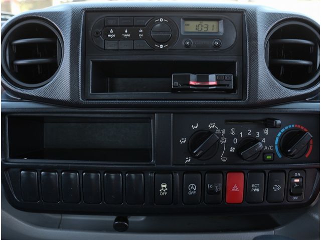 HINO DUTRO 2018 Image 31