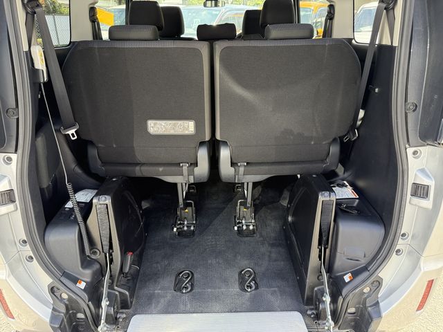 TOYOTA NOAH 2018 Image 31