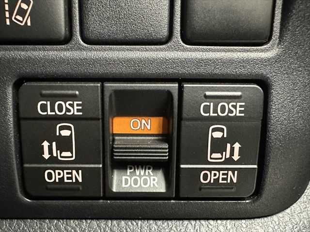 TOYOTA VOXY HYBRID 2018 Image 31