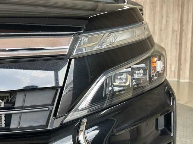 TOYOTA VOXY HYBRID 2018 Image 31