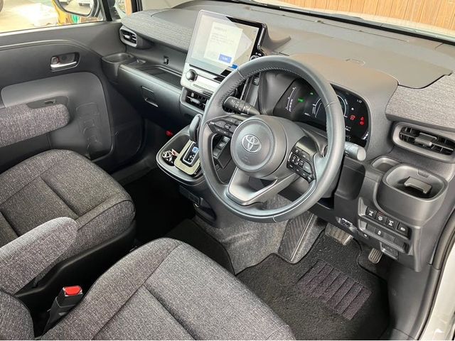 TOYOTA SIENTA HYBRID 2024 Image 31