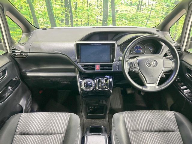 TOYOTA VOXY HYBRID 2017 Image 31