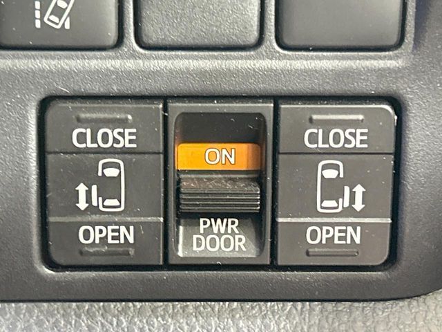 TOYOTA VOXY HYBRID 2017 Image 31