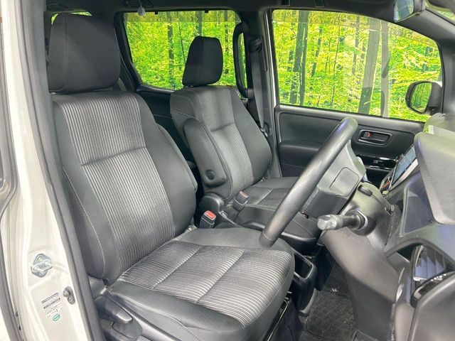 TOYOTA VOXY HYBRID 2017 Image 31