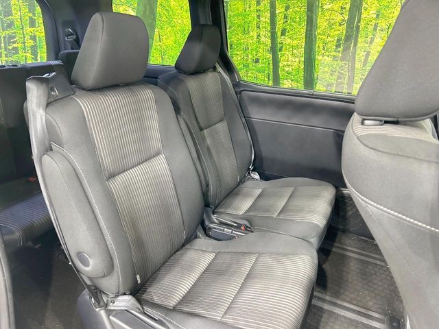 TOYOTA VOXY HYBRID 2017 Image 31