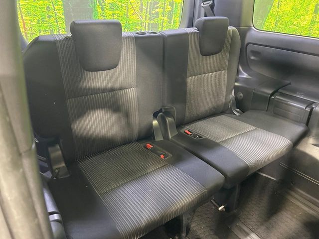 TOYOTA VOXY HYBRID 2017 Image 31