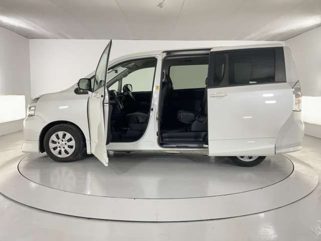 TOYOTA VOXY 2011 Image 31