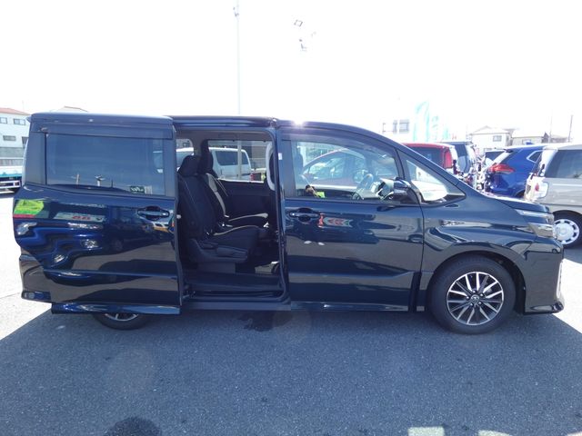 TOYOTA VOXY 2015 Image 31