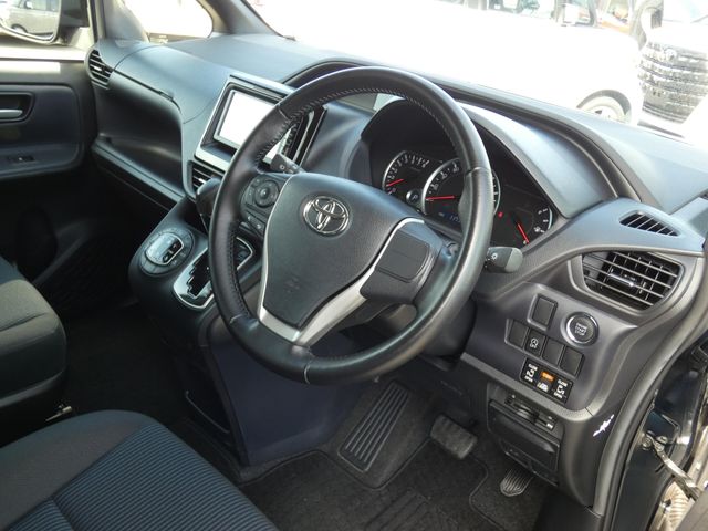 TOYOTA VOXY 2015 Image 31