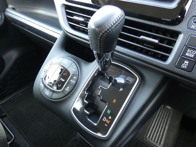 TOYOTA VOXY 2015 Image 31