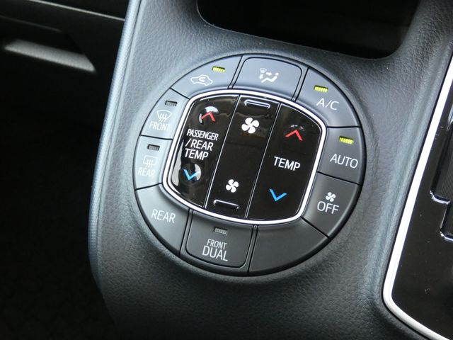 TOYOTA VOXY 2015 Image 31