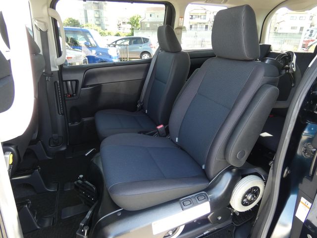 TOYOTA VOXY 2015 Image 31