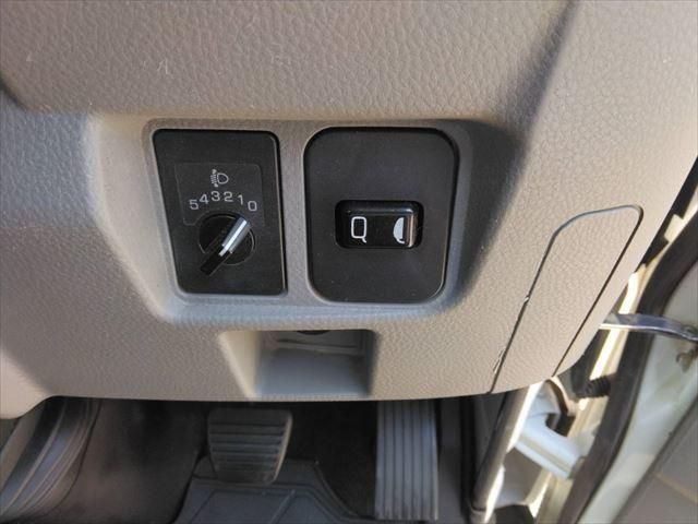 MITSUBISHI CANTER 2017 Image 31