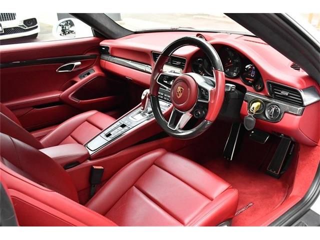 PORSCHE 911 2018 Image 31