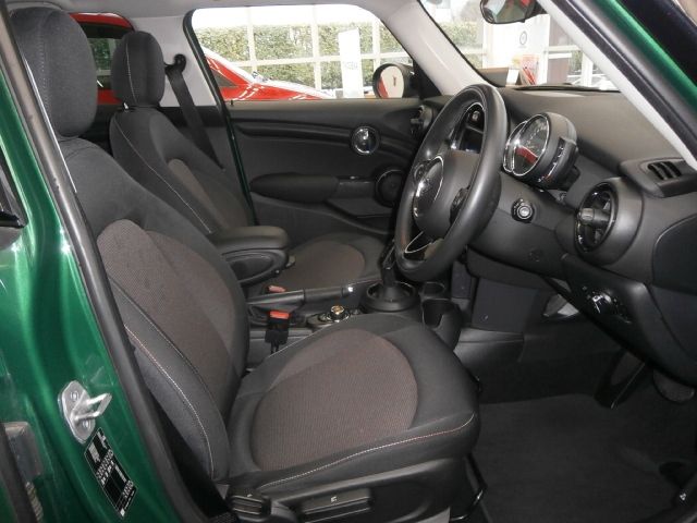 BMW MINI COOPER D 5DOOR 2020 Image 31