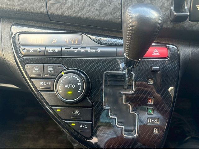 TOYOTA ISIS 2014 Image 31