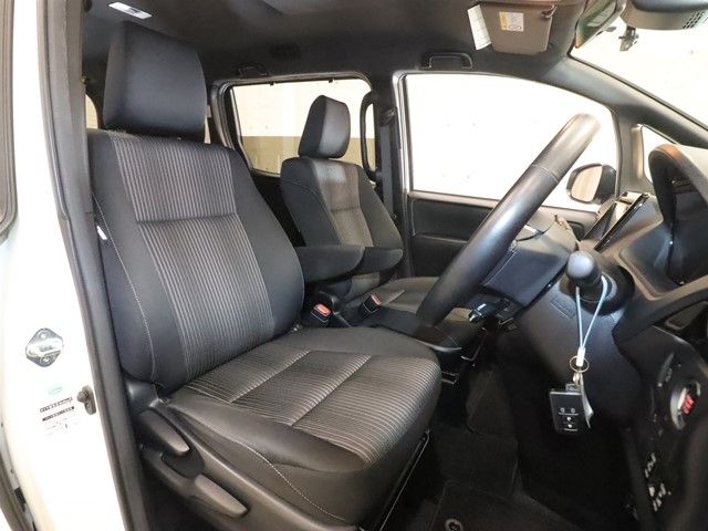 TOYOTA VOXY 2018 Image 31