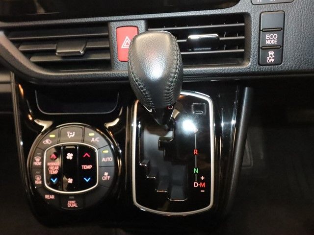 TOYOTA VOXY 2018 Image 31