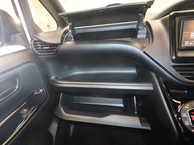 TOYOTA VOXY 2018 Image 31