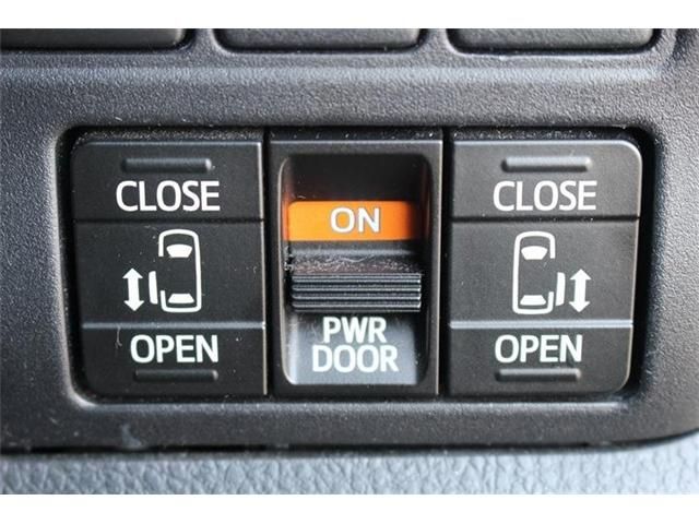 TOYOTA NOAH 2018 Image 31