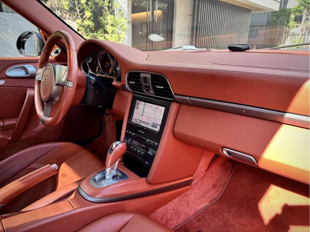 PORSCHE 911 2010 Image 31