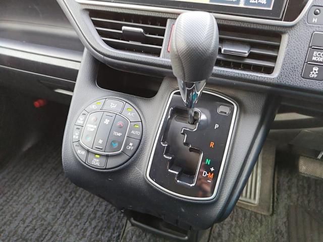 TOYOTA NOAH 2016 Image 31