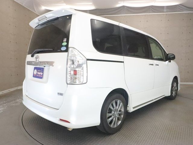 TOYOTA VOXY 2012 Image 31