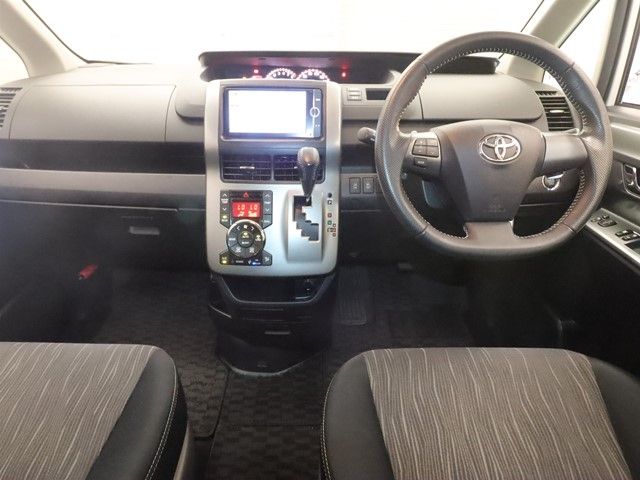 TOYOTA VOXY 2012 Image 31