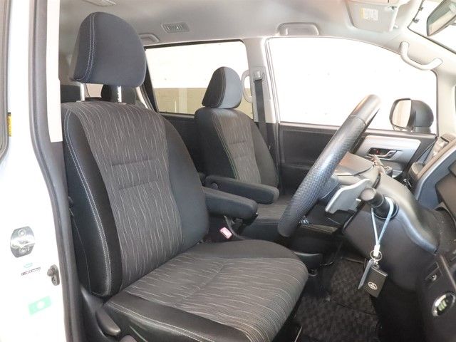 TOYOTA VOXY 2012 Image 31