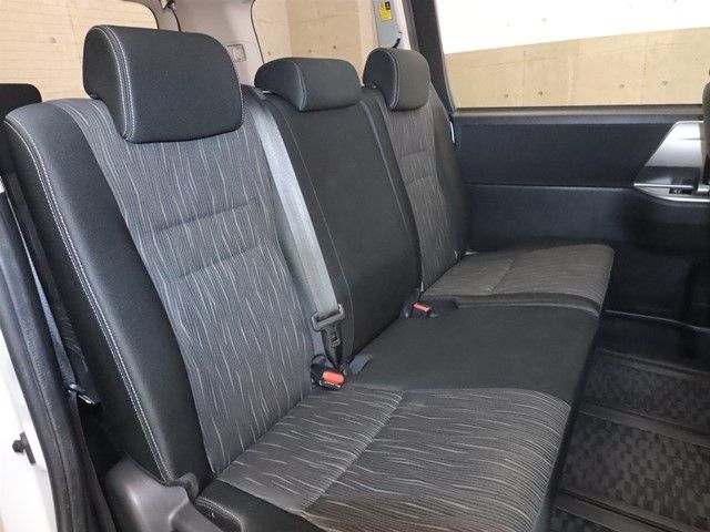 TOYOTA VOXY 2012 Image 31