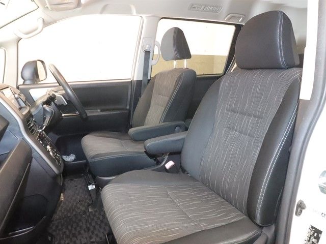 TOYOTA VOXY 2012 Image 31