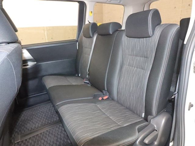 TOYOTA VOXY 2012 Image 31