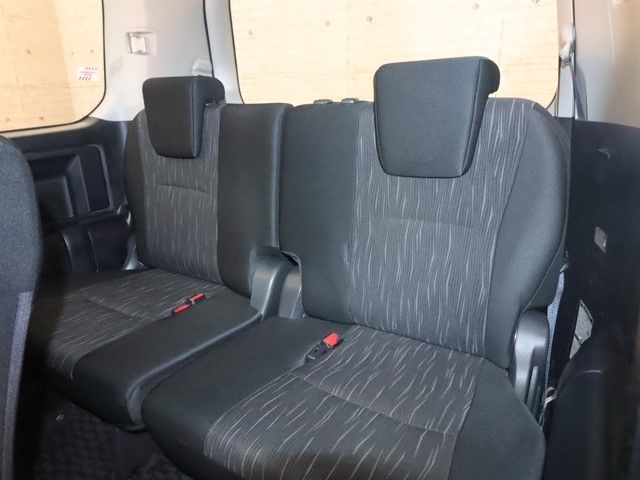 TOYOTA VOXY 2012 Image 31