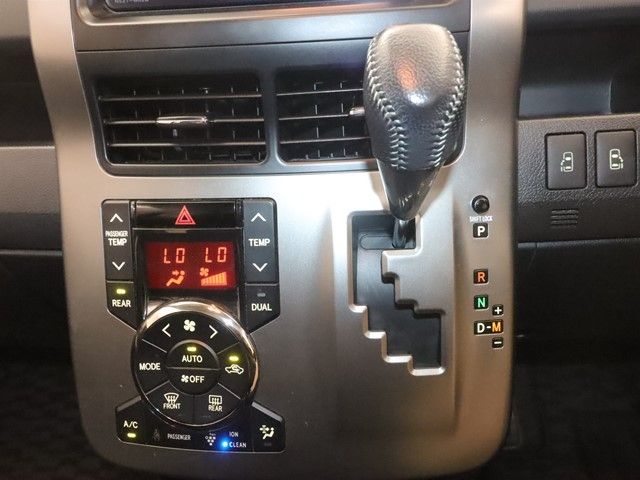 TOYOTA VOXY 2012 Image 31