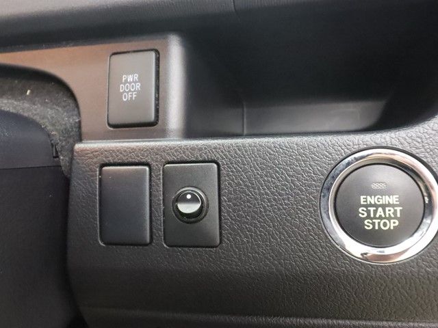 TOYOTA VOXY 2012 Image 31