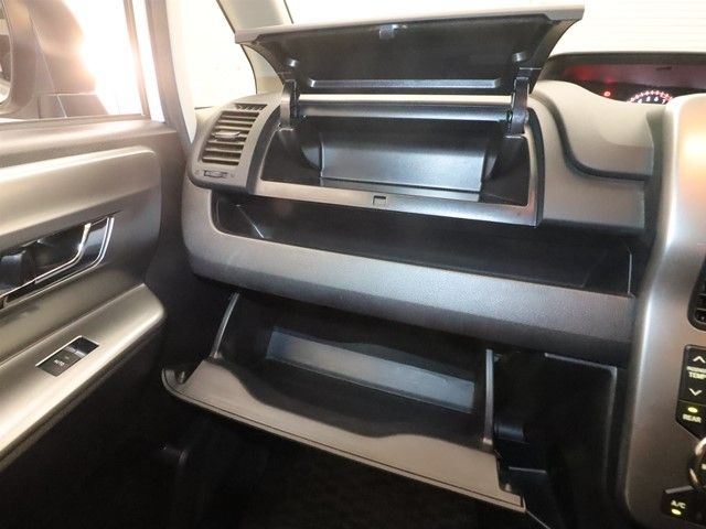 TOYOTA VOXY 2012 Image 31