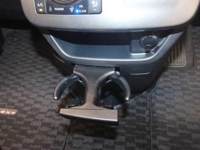 TOYOTA VOXY 2012 Image 31