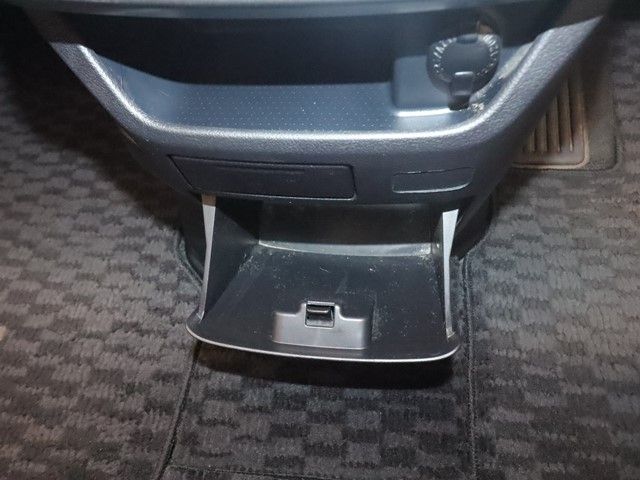 TOYOTA VOXY 2012 Image 31