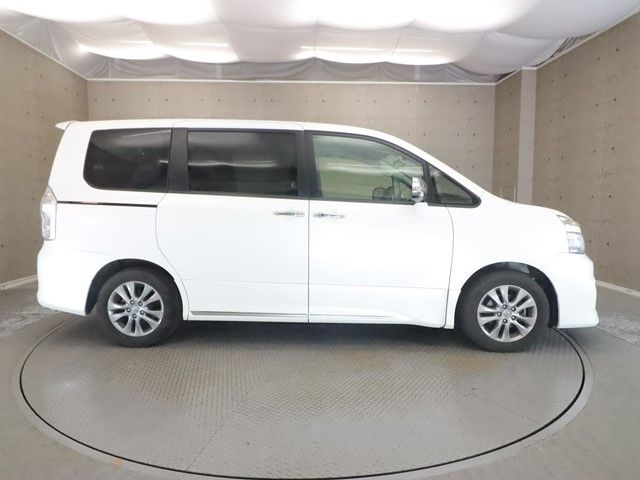 TOYOTA VOXY 2012 Image 31