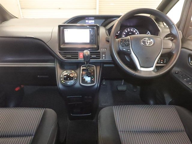 TOYOTA VOXY 2014 Image 31