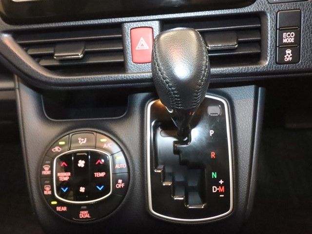 TOYOTA VOXY 2014 Image 31