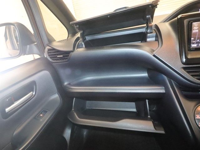 TOYOTA VOXY 2014 Image 31