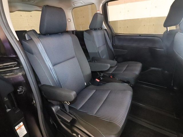 TOYOTA VOXY 2014 Image 31