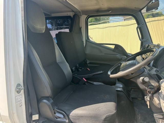 MITSUBISHI CANTER 2018 Image 31