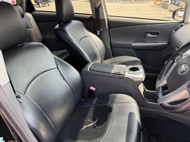 TOYOTA PRIUS ALPHA 2012 Image 31