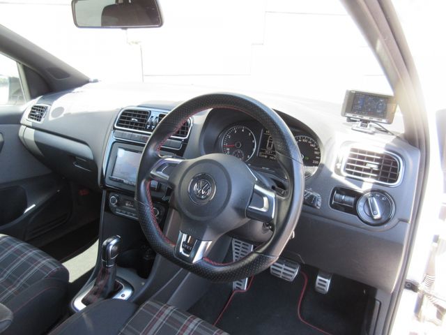 VOLKSWAGEN POLO 2011 Image 31