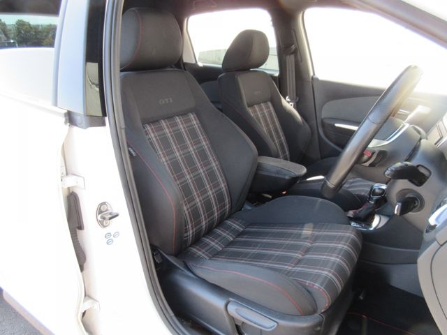 VOLKSWAGEN POLO 2011 Image 31